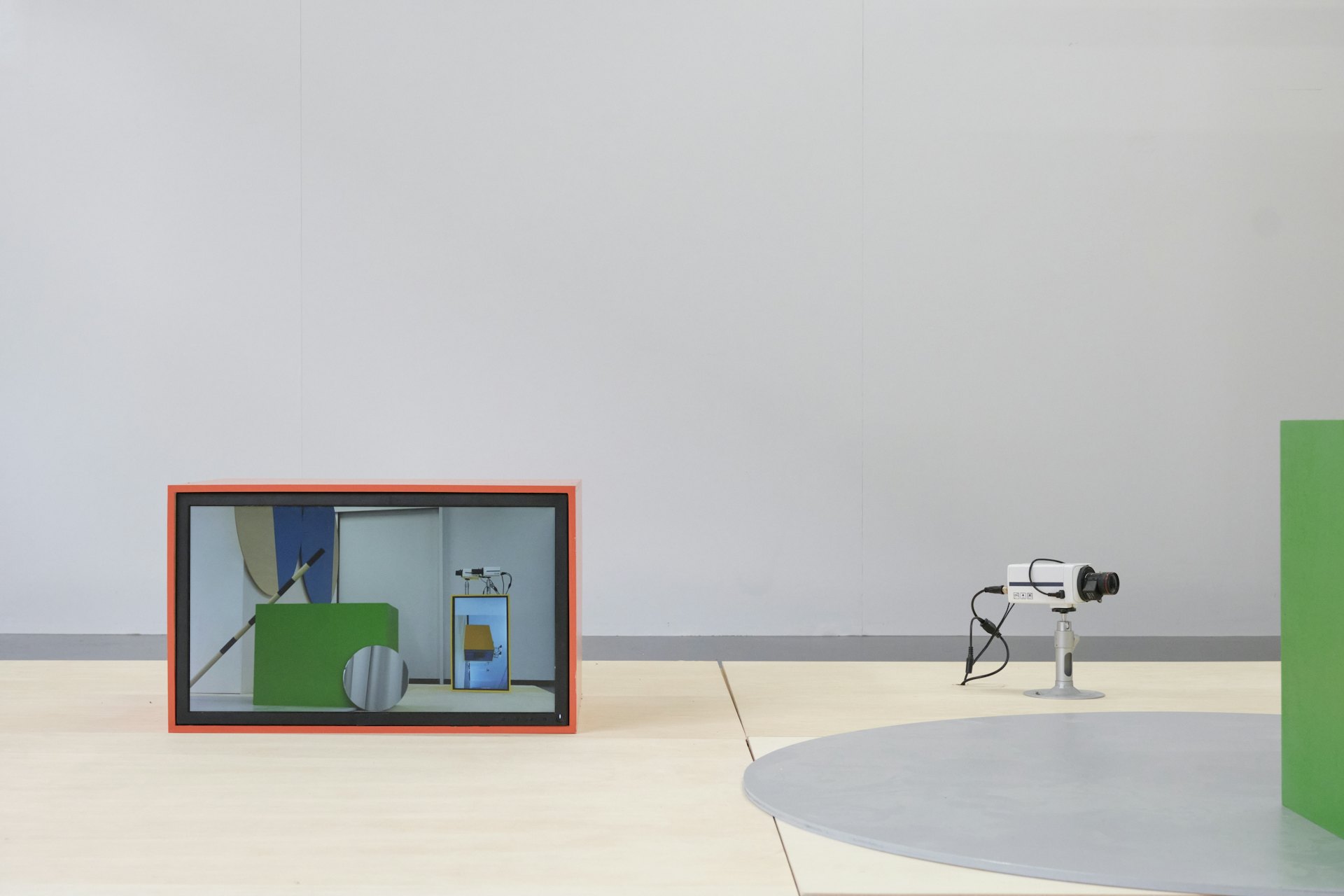 Figure 1 for 部屋の片隅で円盤は回る
